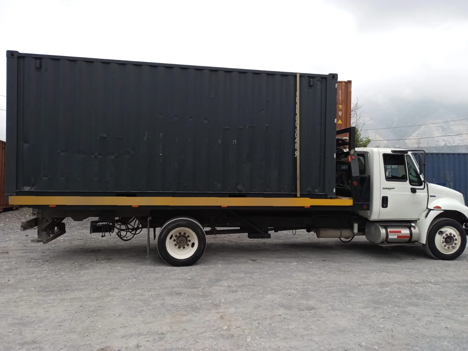Contenedor siendo transportado en camión