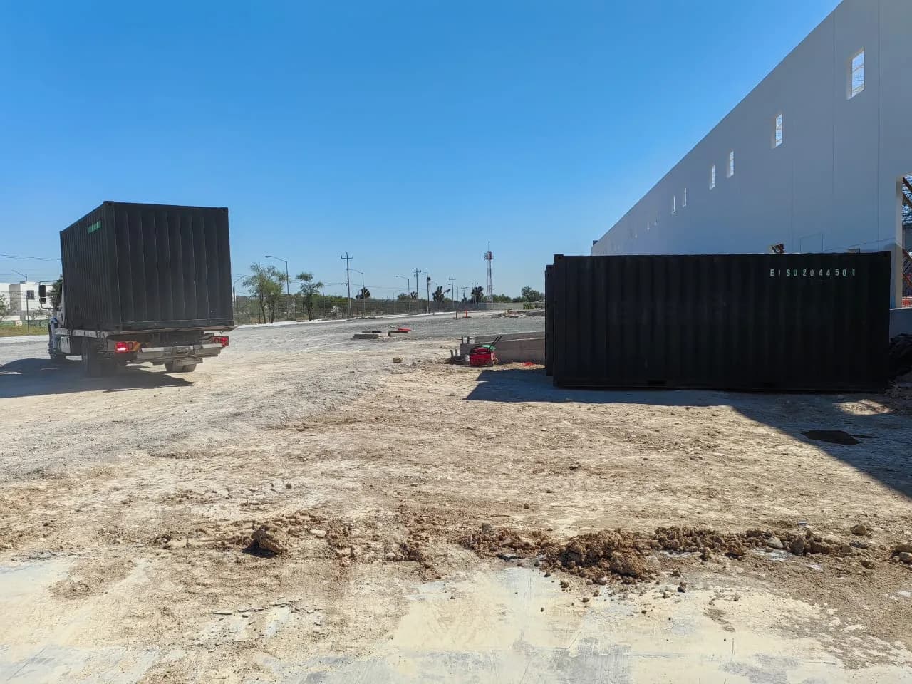 Contenedor con trabajador en obra