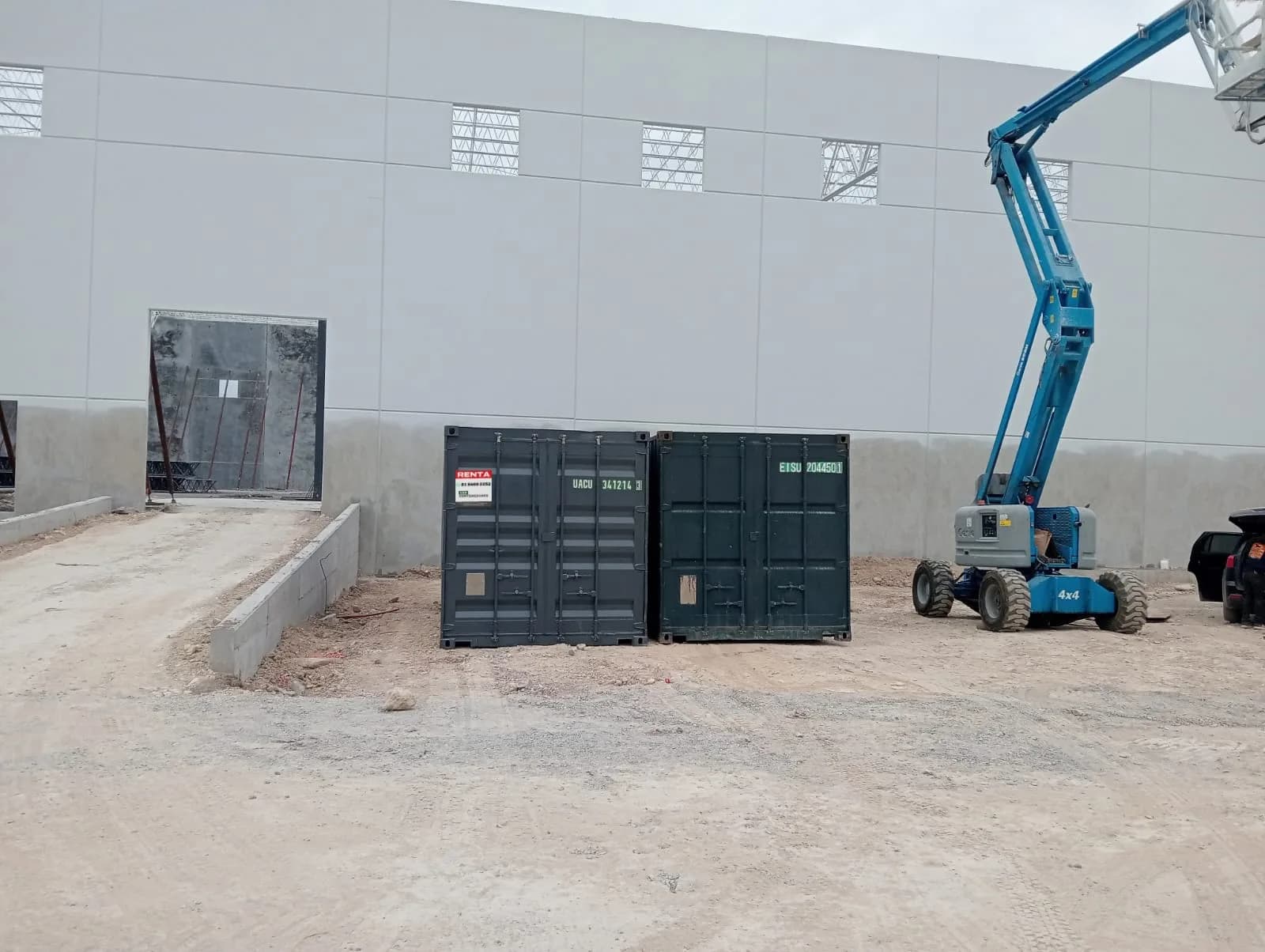 Dos contenedores en construcción de nave